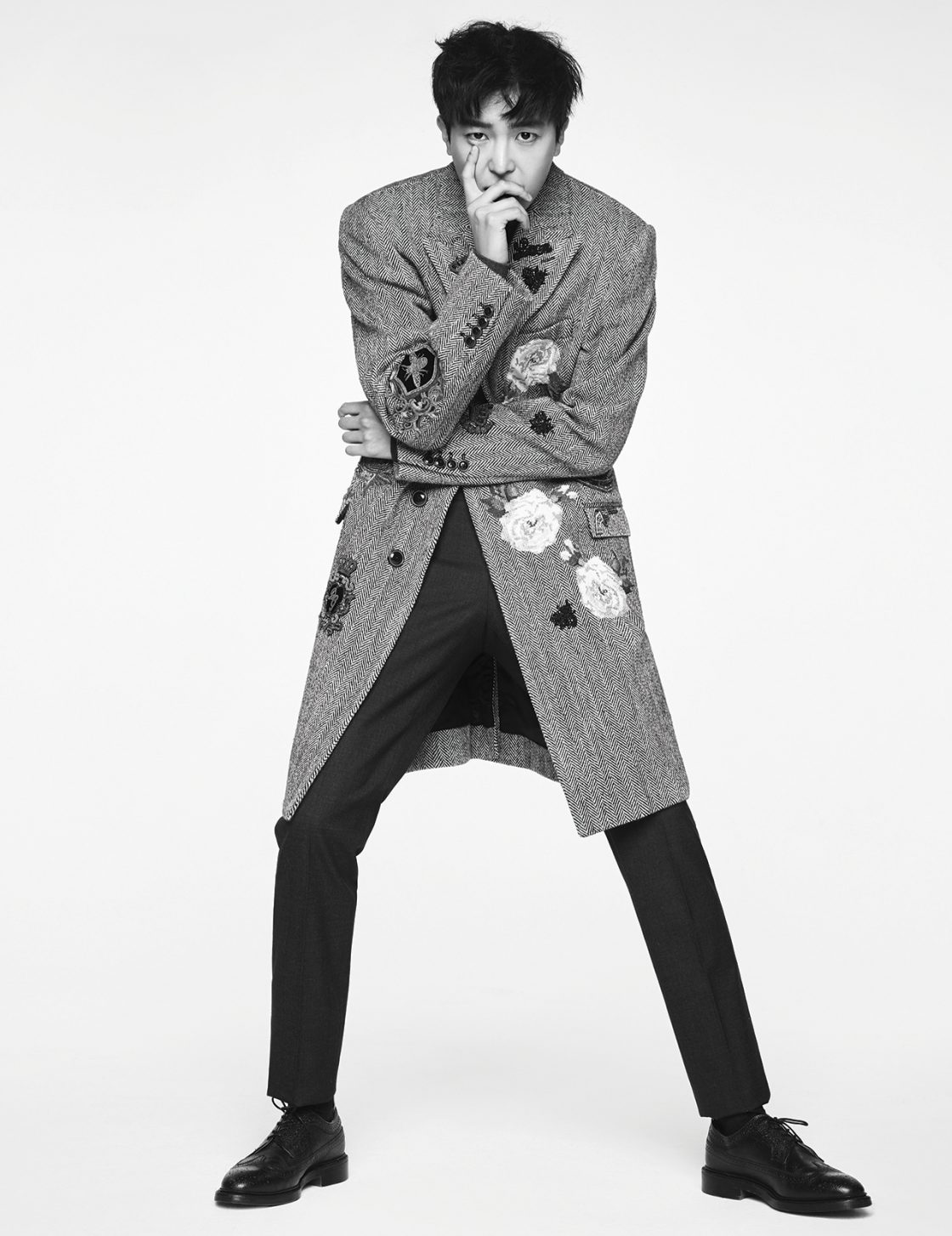 니트, 팬츠, 코트는 모두 Dolce & Gabbana, 슈즈는 Thom Browne, 양말은 스타일리스트 소장품.