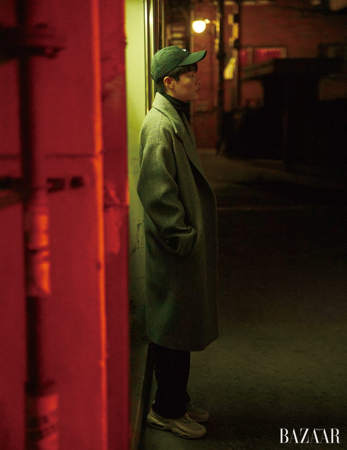 코트는 System Homme, 터틀넥은 Roberto Collina by Artage, 팬츠는 Couregiem, 모자와 스니커즈는 모두 Nike 제품.