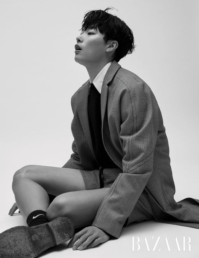 재킷, 셔츠, 팬츠는 모두 Wooyoungmi, 양말은 Nike, 슈즈는 Church’s 제품.