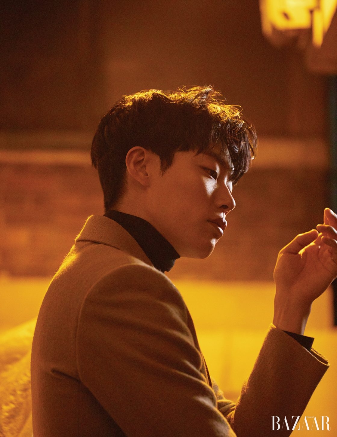 코트는 Kimseoryong Homme, 터틀넥은 Cos 제품.