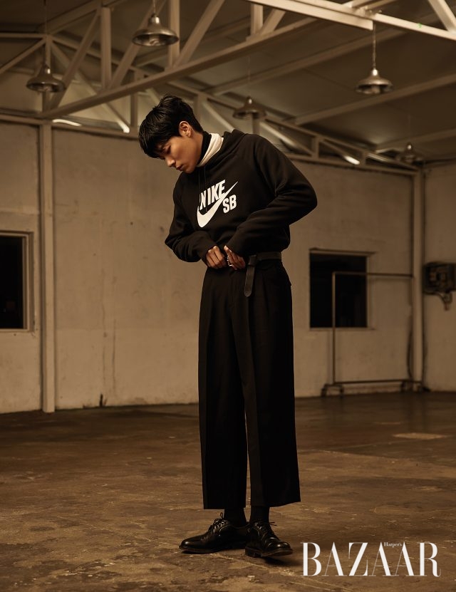 후드는 Nike, 터틀넷은 Cos, 팬츠와 벨트는 Tonywack, 슈즈는 Church’s 제품.