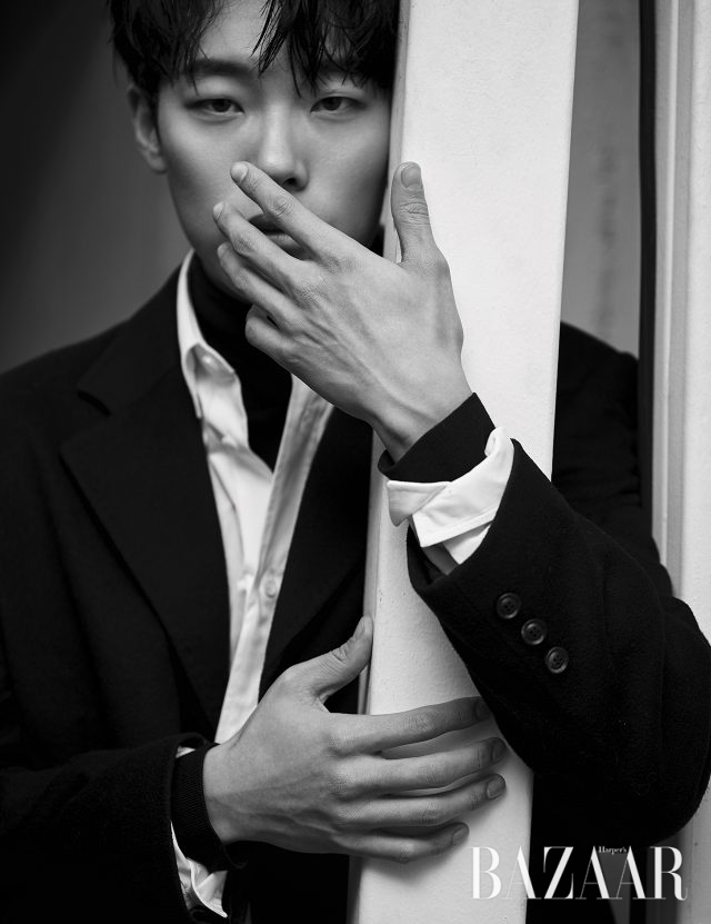 코트와 셔츠는 모두 Maison Margiela, 터틀넥은 Cos 제품.