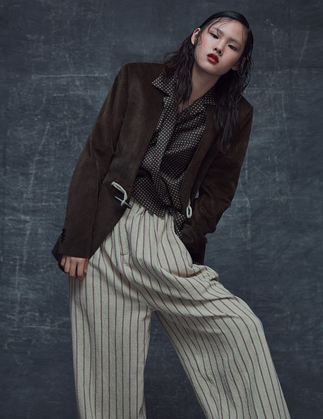 중성적인 무드를 연출하는 볼드한 스트라이프와 글렌체크를 주목하라. 토글 버튼과 핸드 프린팅 디테일이 더해진 스웨이드 재킷은 1백97만원으로 Maison Margiela by My Boon, 기하학적인 패턴의 랩 스타일 블라우스는 79만5천원으로 Each×Other, 개더 디테일의 하이 웨이스트 와이드 팬츠는 87만원으로 Craig Green by BOONTHESHOP 제품.