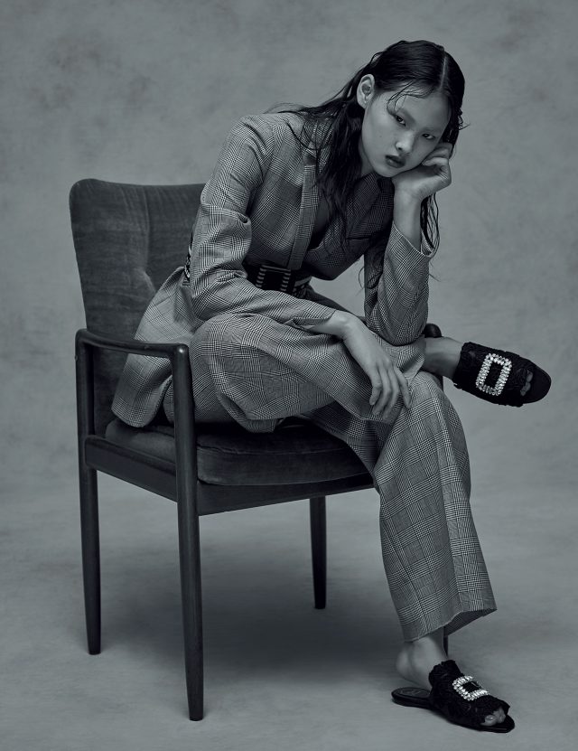 글렌체크 패턴의 수트 재킷은 1백67만원, 수트 팬츠는 93만원으로 모두 Emporio Armani, 구조적인 패턴이 더해진 와이드 벨트는 59만원으로 Missoni, 화려한 비즈와 플라워 패턴 레이스 디테일이 더해진 슬리퍼는 2백10만원대로 Roger Vivier 제품.