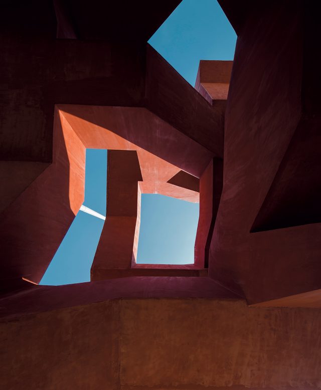 놀이터에서 엄마, 아빠가 자녀를 지켜보는 것뿐 아니라 자연스레 함께 활동할 수 있는 인터랙션을 의도한 디자인이다.