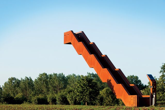 벨기에의 소도시 플랜더스에 엔지니어링 스튜디오 클로즈 투 본이 설치한 11.5m 높이의 캔틸레버식 청동 전망대이자 계단.