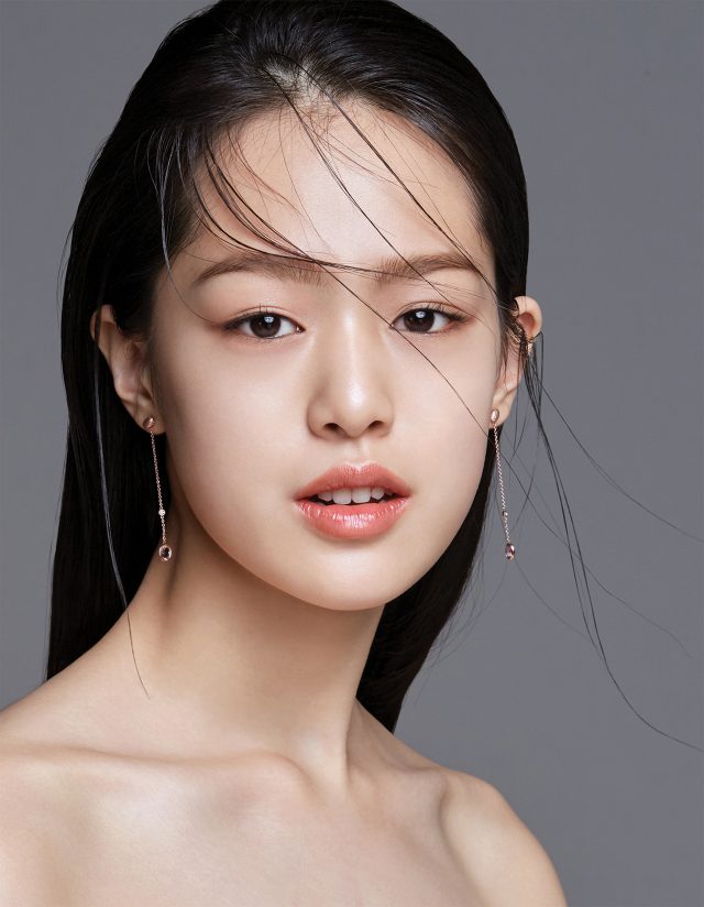 신개념 피부 미니멀리즘 - 하퍼스 바자 코리아 2017년 3월호