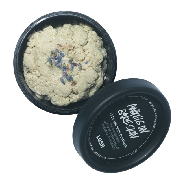 <strong>Lush</strong> 마스크 오브 매그너민티카올린과 꿀, 달맞이꽃 오일, 페퍼민트 오일을 조화롭게 담아 피부 각질을 제거하고 살균하는 동시에 영양을 채워주는 딥 클렌징 마스크. 2만7백원