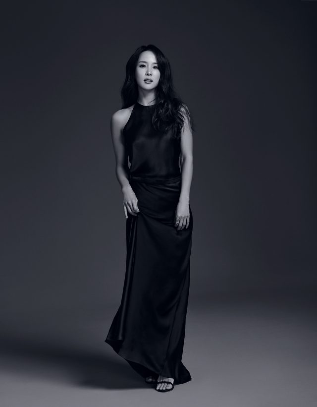 홀터넥 드레스는 La Perla, 반지는 Minetani, 슈즈는 Stuart Weitzman 제품.