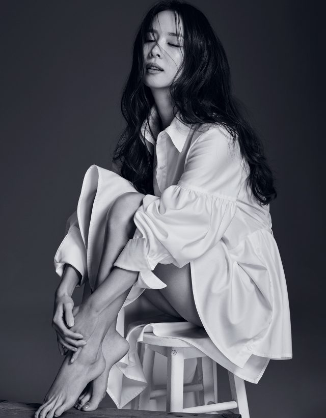 튜브 톱 드레스는 YCH 제품.