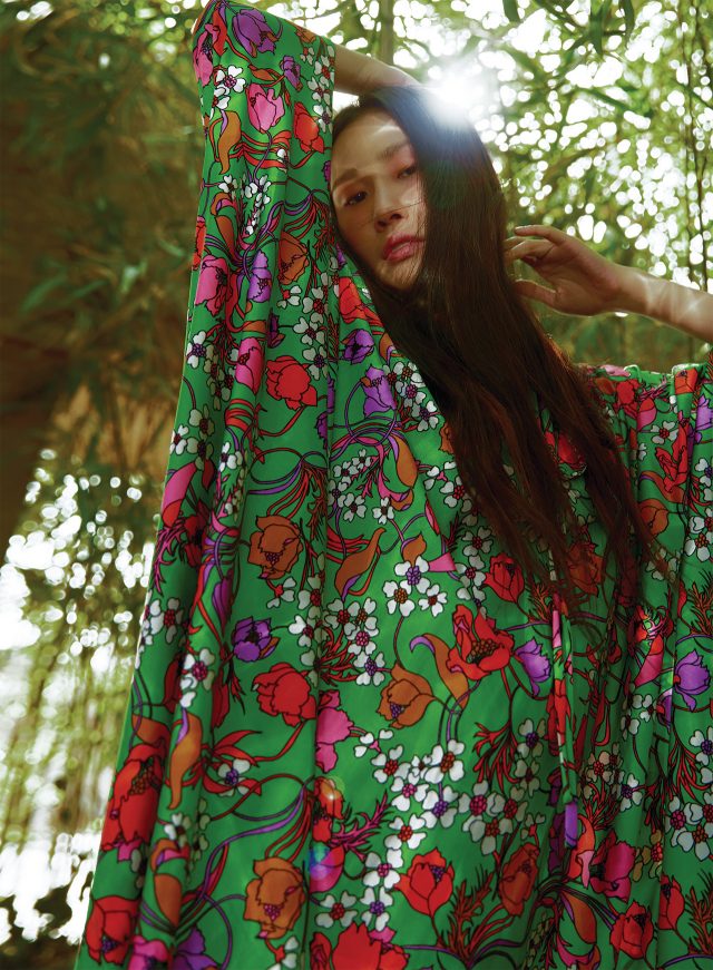 그래픽적인 플라워 패턴과 루스한 실루엣이 조합된 드레스는 가격 미정으로 Balenciaga 제품.