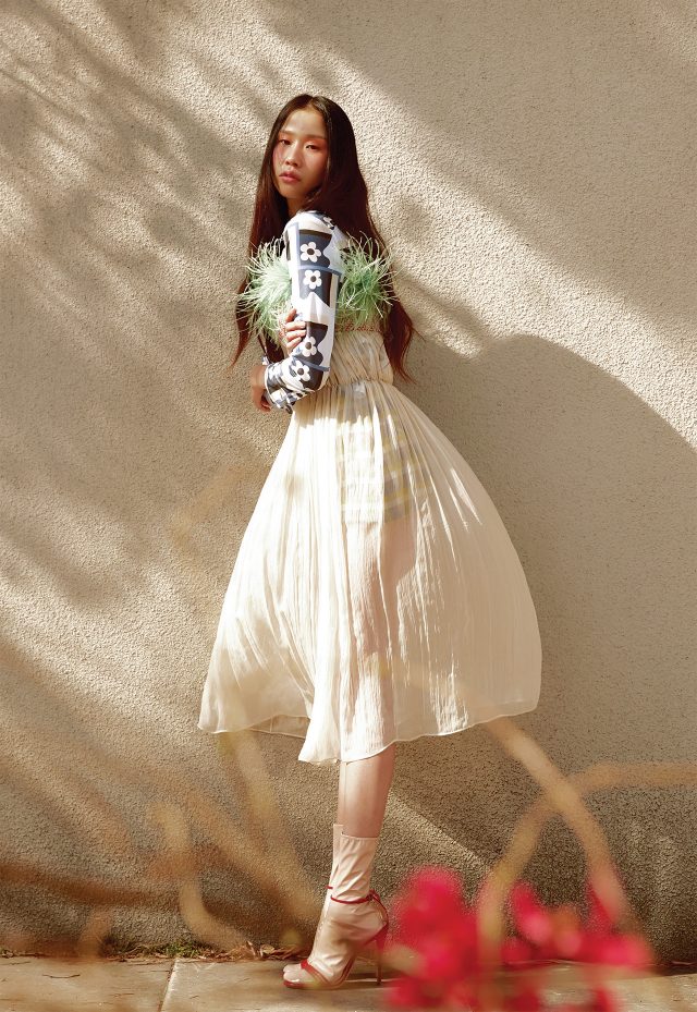 그래픽적인 패턴의 셔츠는 1백10만원대, 체크 패턴의 쇼츠는 가격 미정, 깃털 장식의 시스루 원피스는 2백30만원대로 모두 Prada, 페이턴트 소재의 양말과 함께 신는 스틸레토는 1백34만원으로 Gucci 제품.