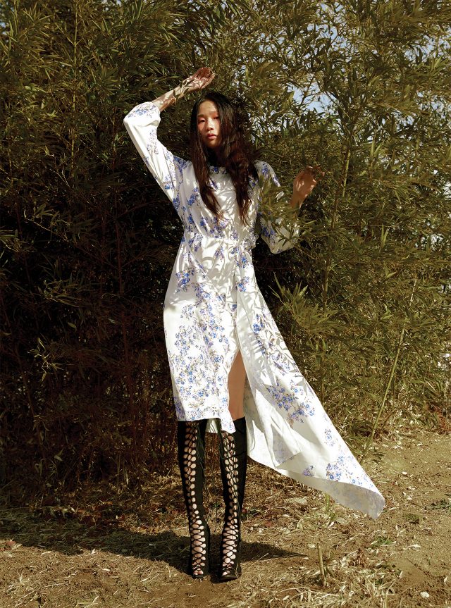 다양한 실루엣으로 연출이 가능한 실크 드레스는 2백40만원으로 Vetements by Mue, 스웨이드 소재의 레이스업 부츠는 가격 미정으로 Giambattista Valli 제품.