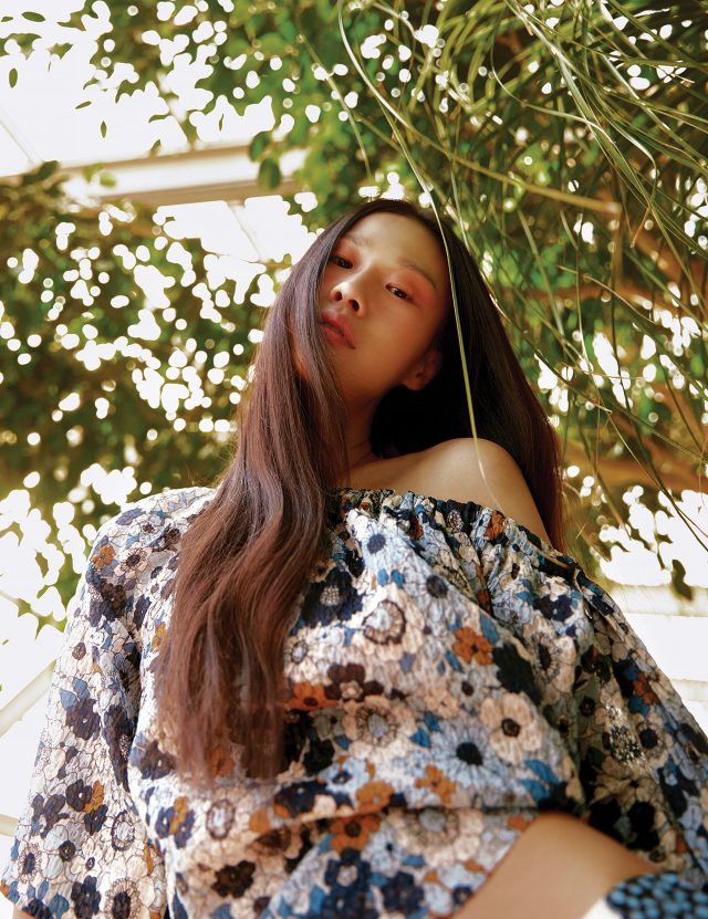 네크라인이 밴딩 처리된 루스한 오프숄더 블라우스, 스커트는 모두 가격 미정으로 Chloé 제품.