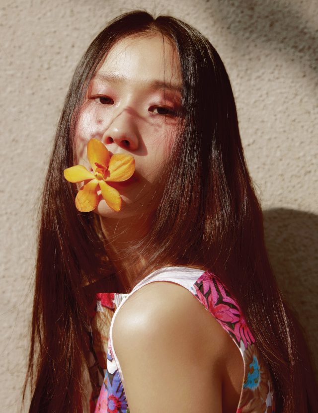 화려한 컬러의 플라워 패턴 패널이 달린 톱은 가격 미정으로 Ports 1961 제품.