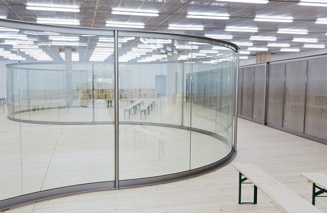 셀린 쇼장에 설치된 댄 그레이엄의 작품