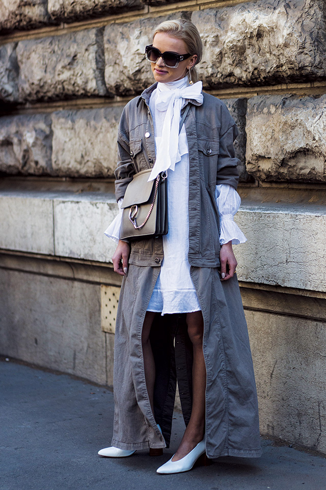 보타이 장식의 원피스와 캐주얼한 사파리 코트의 신선한 조합