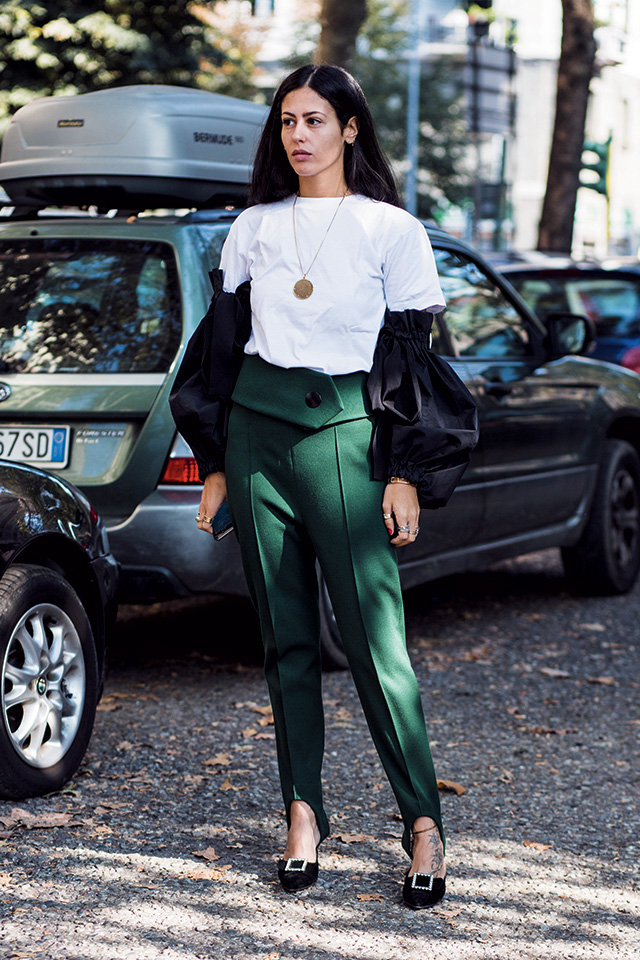 티셔츠에 매치한 풍성한 소매 장식으로 쿨한 르네상스 룩을 완성했다.