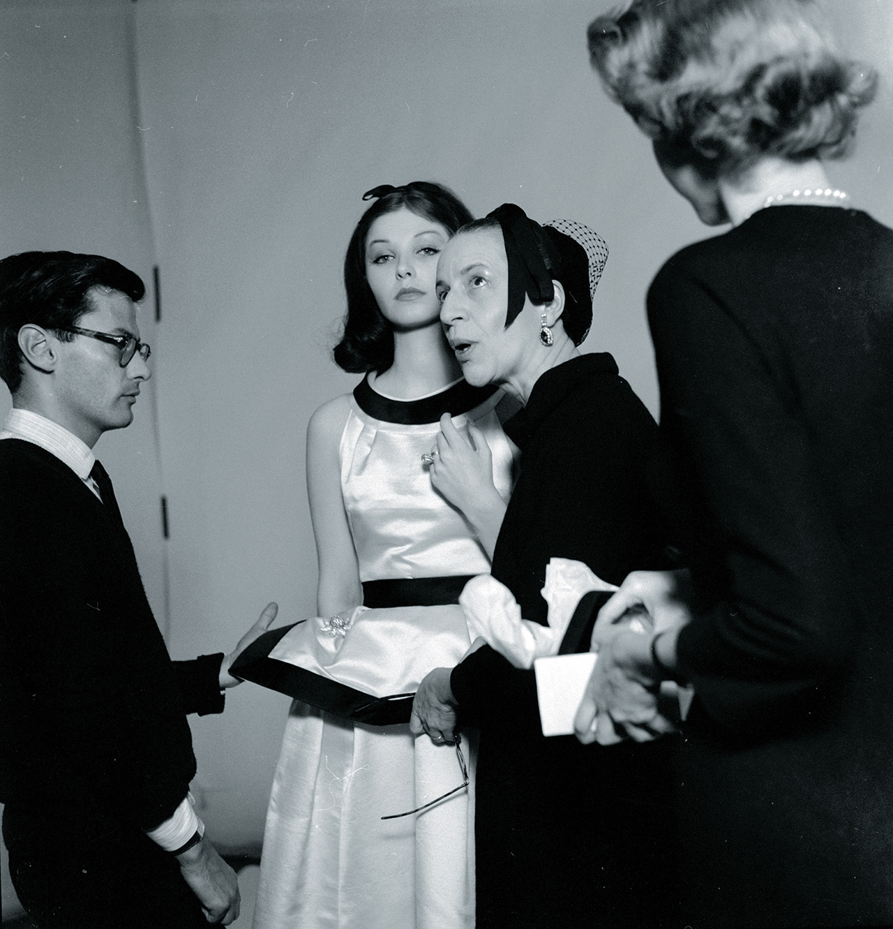 모델들과 화보 촬영 중인 다이애나 브릴랜드. 안경 낀 남자가 바로 리처드 애버던이다