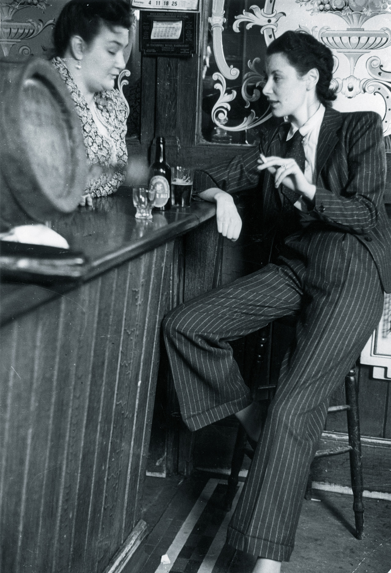 핀스트라이프 수트를 입은 영국판 에디터 앤 스콧 제임스