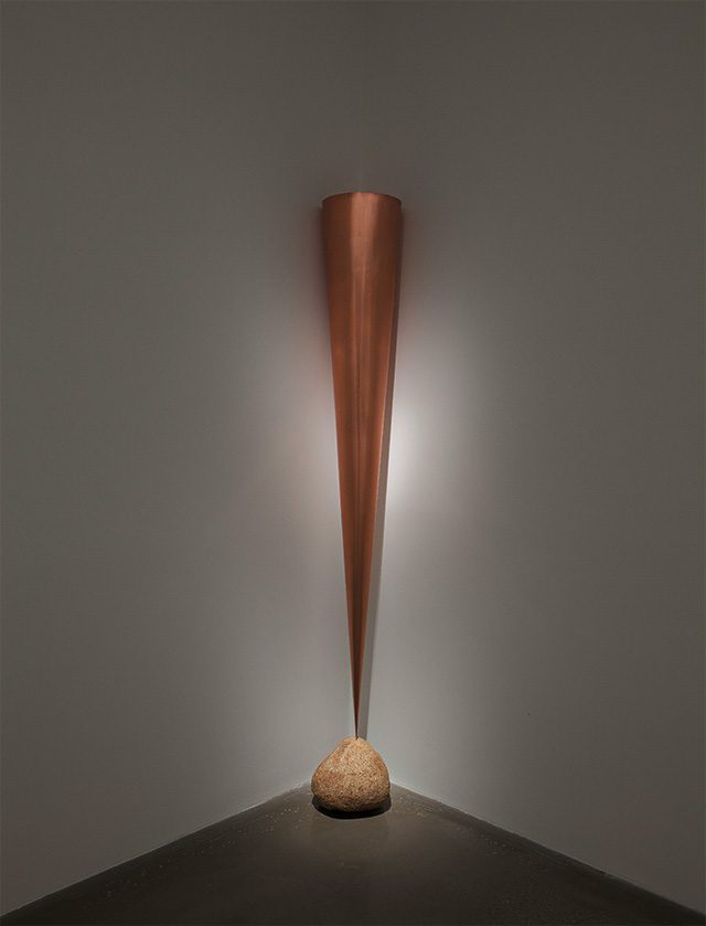 케이지 우메마츠(Keiji Uematsu), ‘Corner Piece / Inversion –Vertical Space’, 2014, Copper and stone 220(h), 40×54cm, Installation view at Arario Gallery Cheonan, Courtesy of ARTIST and Arario Gallery