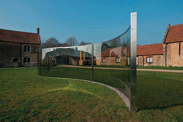 댄 그레이엄(Dan Graham), ‘Pavilion’, 2001, Two-way mirror, wood, steel, 255×1600×347.5cm, ©Dan Graham, Courtesy the artist and Hauser & Wirth, Photo: Ken Adlard