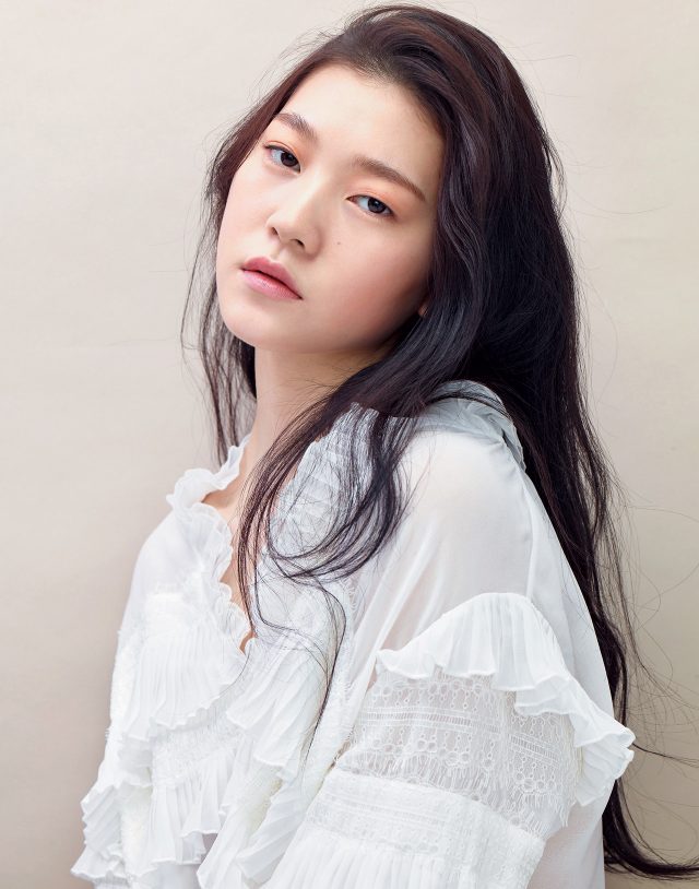 아무것도 바르지 않은 듯 퓨어하고 말간 피부톤은 투쿨포스쿨의 ‘아트클래스 스튜디오 드 땅뜨 리퀴드 에어’ 포슬린 컬러를 발라 연출한 것.