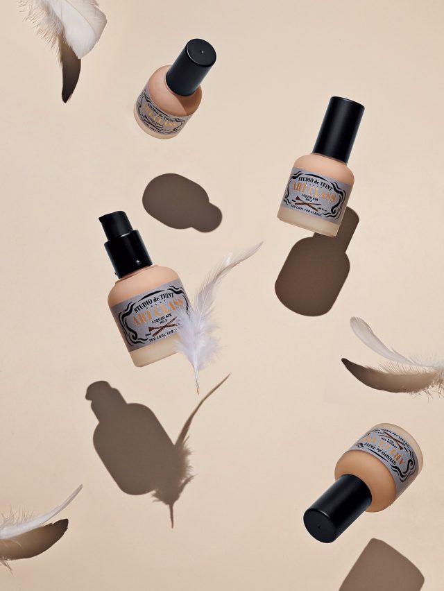 Too Cool For School 아트클래스 스튜디오 드 땅뜨 리퀴드 에어 무게감이 거의 느껴지지 않는 초경량 포뮬러, 흔적을 남기지 않고 단 3초 만에 피부에 녹아들듯 흡수되어 오래도록 밀착되는 텍스처, 모공과 울퉁불퉁한 피붓결도 촘촘하게 보정하는 커버력까지! 삼박자를 고루 갖춘 울트라 플루이드 타입의 파운데이션. 포슬린, 아이보리 베이지, 샌드 등 피부톤과 완벽하게 조화되는 네 가지 셰이드 중 선택이 가능하다. 30ml, 2만8천원