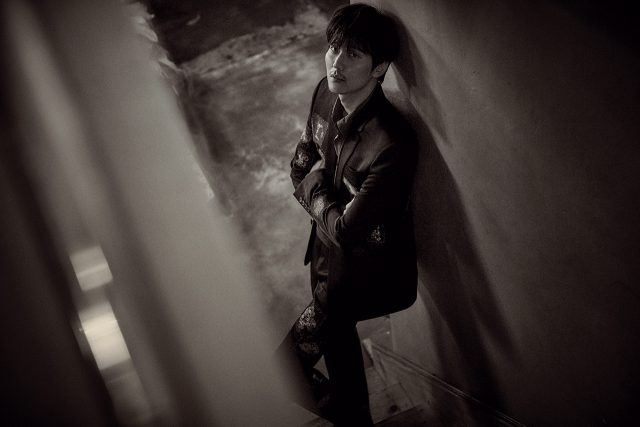 일러스트가 패치워크된 수트는 Dior Homme, 실크 소재 셔츠는 Kimseoryong 제품.