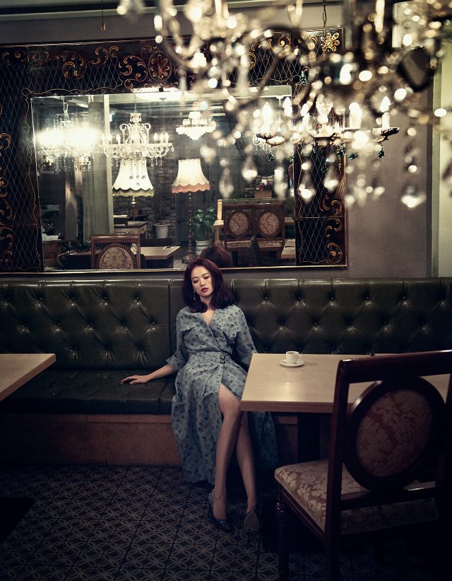 플라워 패턴의 랩 드레스는 Bottega Veneta, 진주 드롭 귀고리는 Escada, 글리터 소재 스틸레토 힐은 Jimmy Choo 제품.