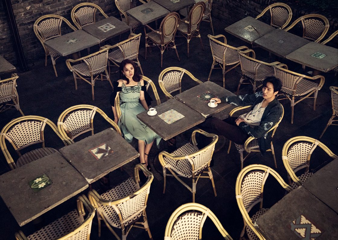 천우희가 입은 컷아웃 디테일 드레스는 Fendi, 레이어드된 리본 장식 오프숄더 드레스는 Tibi by Net-A-Porter, 귀고리와 팔찌는 Didier Dubot, 슈즈는 Bottega Veneta 제품. 김남길이 입은 타이다이 패턴 실크 점퍼와 팬츠는 Hermès, 카디건은 Eleventy 제품.