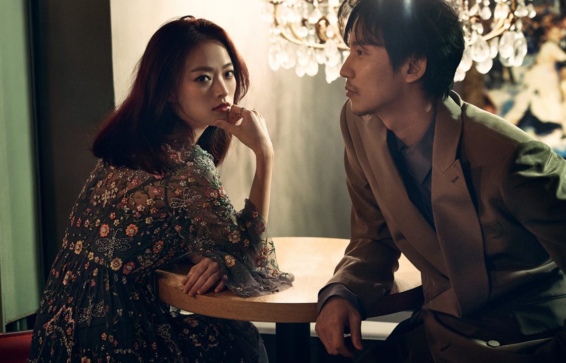 천우희가 입은 비즈와 자수 장식의 튤 드레스는 Needle & Thread by Net-A-Porter, 반지는 Ginette NY 제품.김남길이 입은 더블 브레스트 수트와 실크 셔츠는 모두 Kimseoryong 제품.