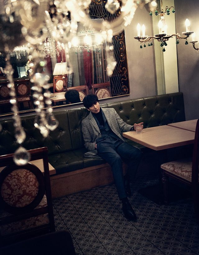 체크 코트는 Nohant, 데님 수트는 Man On The Boon, 터틀넥 니트는 Kimseoryong, 슈즈는 Tod’s 제품.