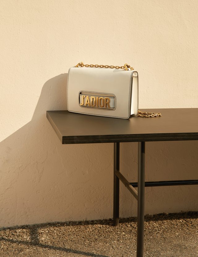 클러치로도 연출할 수 있는 체인 백은 Dior 제품.