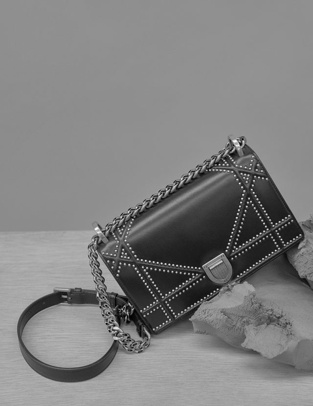 스터드 장식을 더한 체인 백은 Dior 제품.