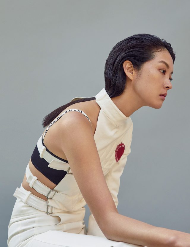 펜싱복에서 영감을 얻은 재킷, 레터링 스트랩이 더해진 브라 톱, 코튼 소재 팬츠는 모두 Dior 제품.