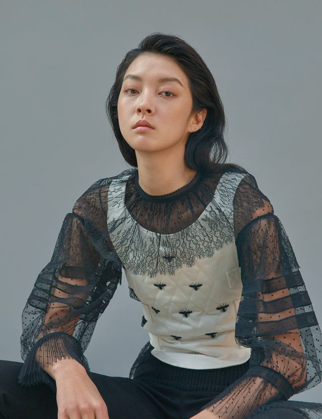 섬세한 레이스 소재로 완성된 블라우스, 꿀벌 자수가 돋보이는 퀼팅 베스트, 크롭트 팬츠는 모두 Dior 제품.