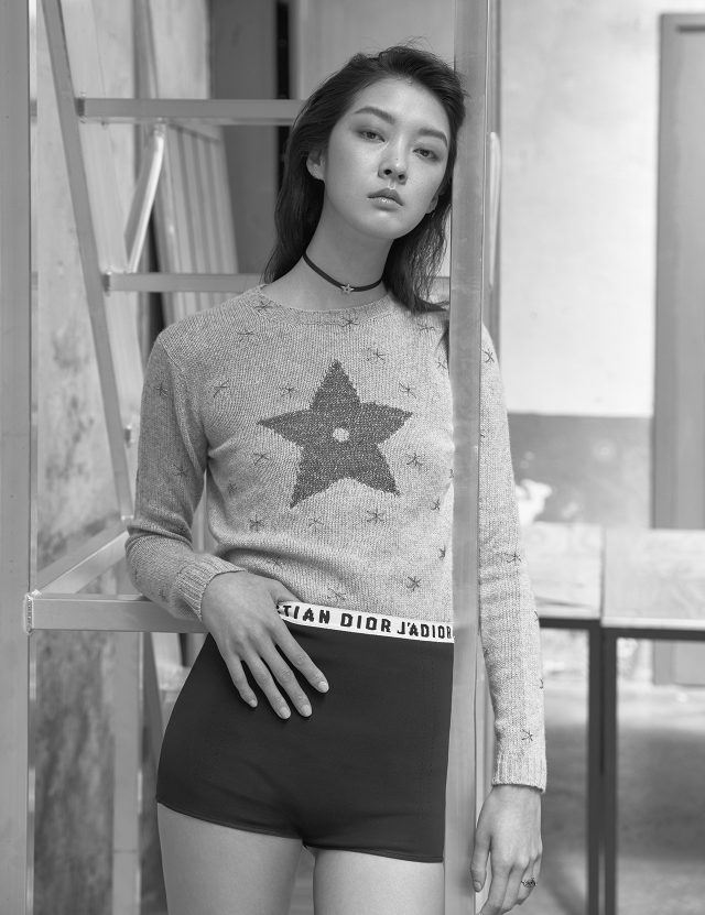 별 모티프의 니트 톱, 로고 플레이 밴드가 돋보이는 쇼츠, 초커, 반지는 모두 Dior 제품.