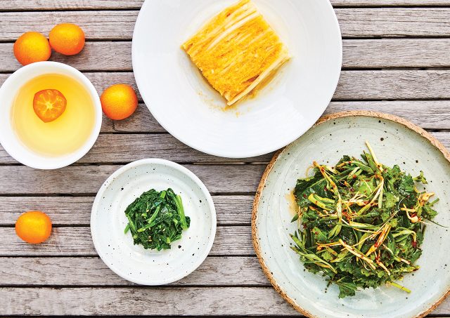 (왼쪽부터) 금귤청으로 만든 차, 유채나물, 귤을 갈아 넣은 김치, 상큼한 봄나물 겉절이