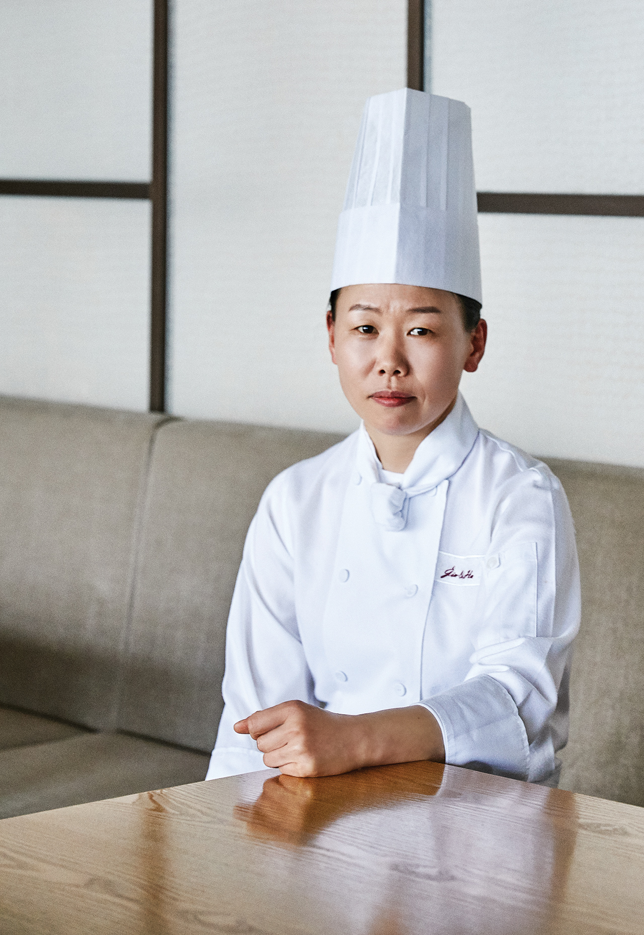 하노루의 주방을 우아하게 이끌어나가는 하진옥 총괄 셰프