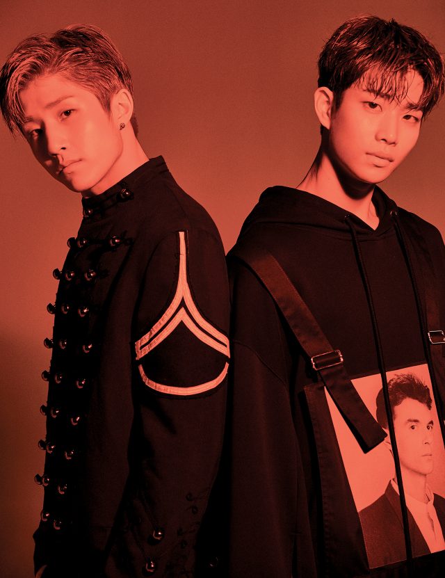 (왼쪽부터) 진진이 입은 재킷은 Ports 1961 제품. MJ가 입은 오버올, 후드 티셔츠는 모두 Raf Simons by Mue 제품.