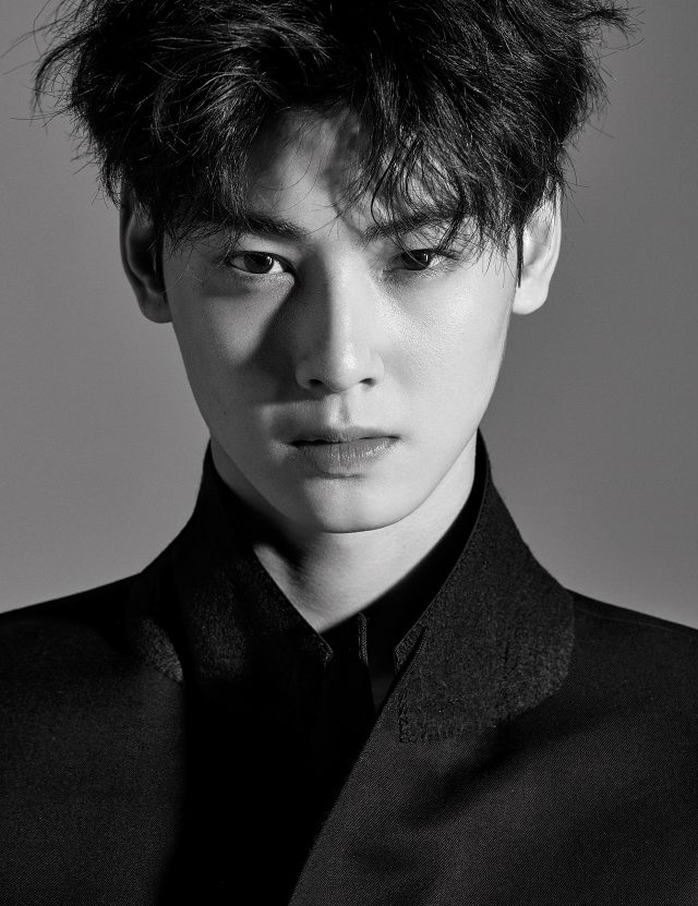 더블 롱 코트는 Lanvin 제품.