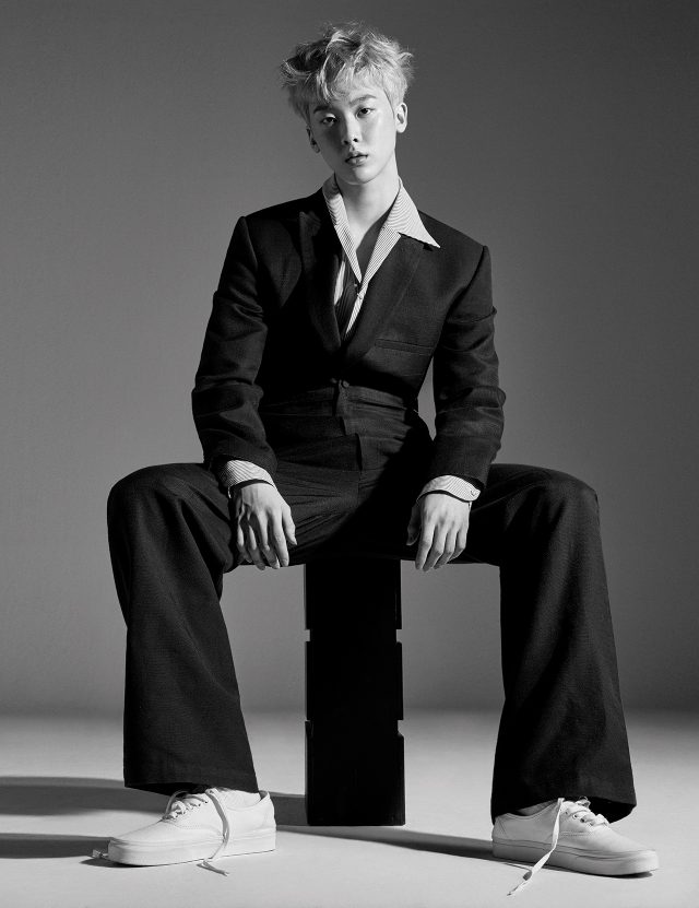 수트, 스트라이프 셔츠는 모두 87mm, 스니커즈는 Vans 제품.