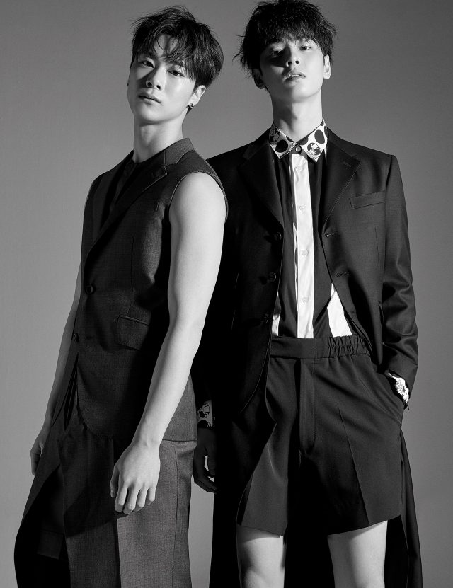 문빈이 입은 베스트 재킷은 Junya Watanabe by Comme des Garçons, 롱 셔츠는 A.AV, 팬츠는 Customellow 제품. 차은우가 입은 롱 재킷은 Junya Watanabe by Comme des Garçons, 셔츠는 Comme des Garçons, 쇼츠는 Ordinary People 제품.