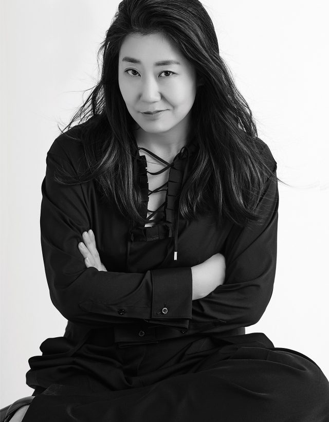 블라우스는 Neil Barrett, 팬츠는 Jil Sander, 슈즈는 Melissa 제품.