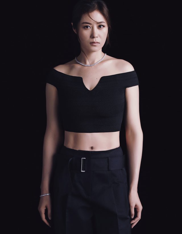 크롭트 톱은 Roland Mouret by Net-A-Porter, 벨티드 팬츠는 DKNY, 목걸이와 팔찌는 모두 Carat 제품.