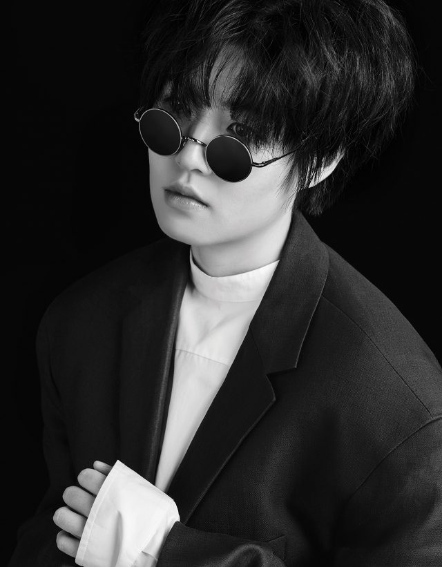 셔츠, 재킷 스커트는 모두 Jil Sander, 선글라스는 Dolce & Gabbana by Luxottica, 양말은 스타일리스트 소장품, 슈즈는 본인 소장품.