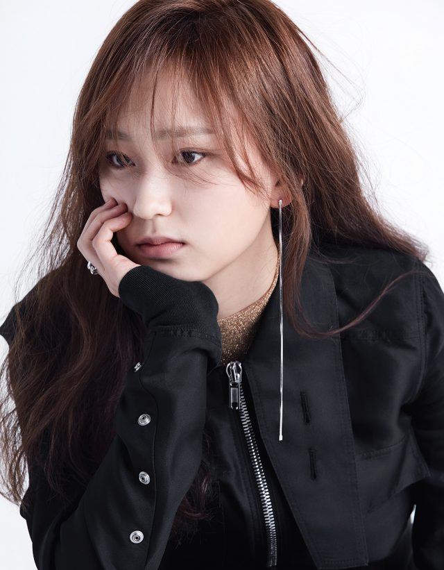 블루종과 팬츠는 Rick Owens, 귀고리와 반지는 Mzuu 제품.