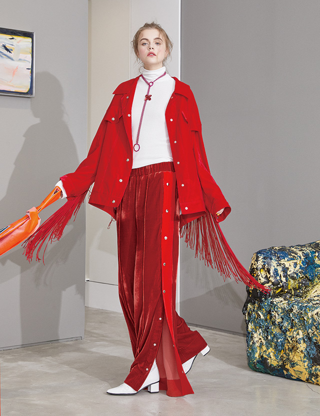  스포티한 무드를 더한 럭키 슈에뜨의 레드 벨벳 룩