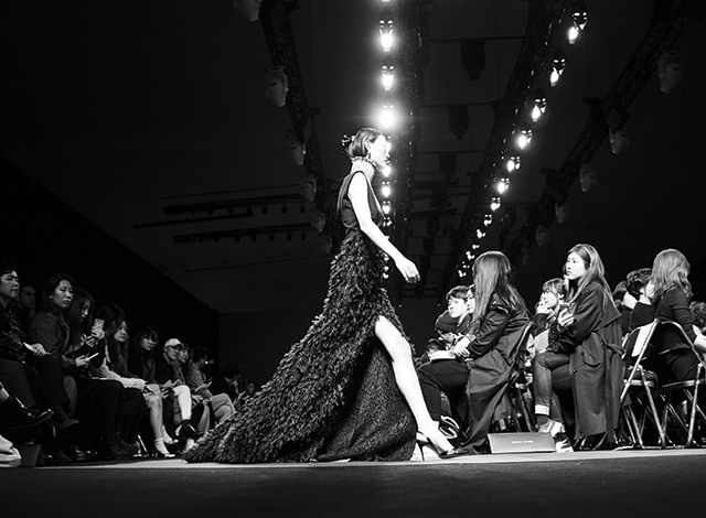 YCH 쇼에 등장한 드라마틱한 드레스